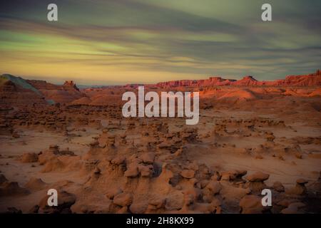 Beaucoup de figures drôles et fantaisistes de grès brun rougeâtre.La vallée de Goblin est un endroit pittoresque dans le célèbre parc national de Goblin Valley. Banque D'Images