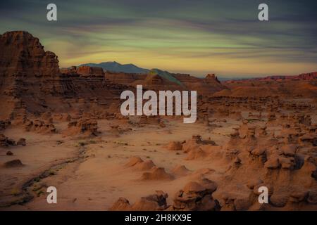 Beaucoup de figures drôles et fantaisistes de grès brun rougeâtre.La vallée de Goblin est un endroit pittoresque dans le célèbre parc national de Goblin Valley. Banque D'Images