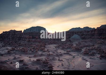 Beaucoup de figures drôles et fantaisistes de grès brun rougeâtre.La vallée de Goblin est un endroit pittoresque dans le célèbre parc national de Goblin Valley. Banque D'Images