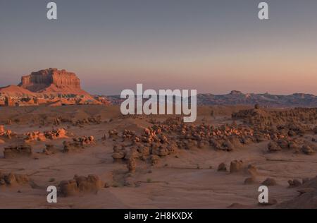 Beaucoup de figures drôles et fantaisistes de grès brun rougeâtre.La vallée de Goblin est un endroit pittoresque dans le célèbre parc national de Goblin Valley. Banque D'Images