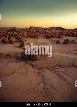 Beaucoup de figures drôles et fantaisistes de grès brun rougeâtre.La vallée de Goblin est un endroit pittoresque dans le célèbre parc national de Goblin Valley. Banque D'Images