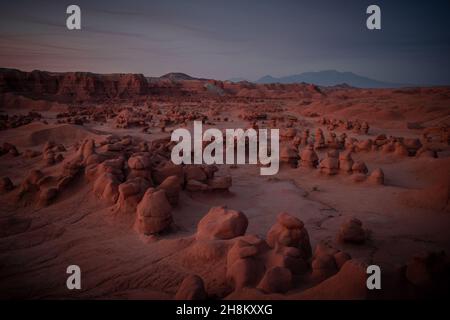 Beaucoup de figures drôles et fantaisistes de grès brun rougeâtre.La vallée de Goblin est un endroit pittoresque dans le célèbre parc national de Goblin Valley. Banque D'Images