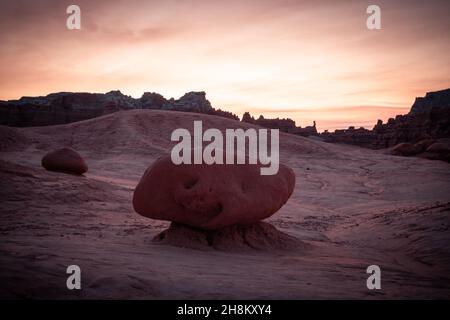 Beaucoup de figures drôles et fantaisistes de grès brun rougeâtre.La vallée de Goblin est un endroit pittoresque dans le célèbre parc national de Goblin Valley. Banque D'Images