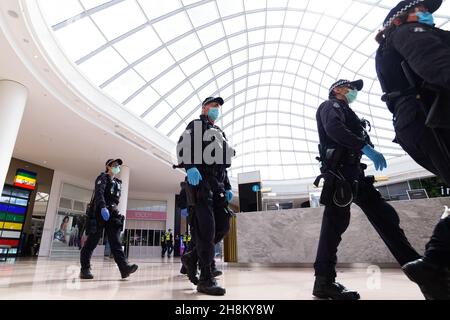 Des agents de l'ordre public sont vus patrouiller à l'intérieur du centre commercial de Chadstone pendant la manifestation de la liberté.Des manifestations pour la liberté ont lieu à Melbourne tous les samedis et dimanches en réponse aux restrictions de la COVID-19 et à la poursuite de la suppression des libertés malgré le déclin de nouveaux cas.Victoria a enregistré 14 nouveaux cas en une nuit, ainsi que 5 décès. Banque D'Images