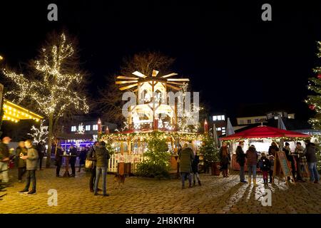 Hambourg, Allemagne.30 novembre 2021.Stand de visiteurs au marché de Noël de Bad Schwartau.Credit: Marcus Brandt/dpa/Alay Live News Banque D'Images