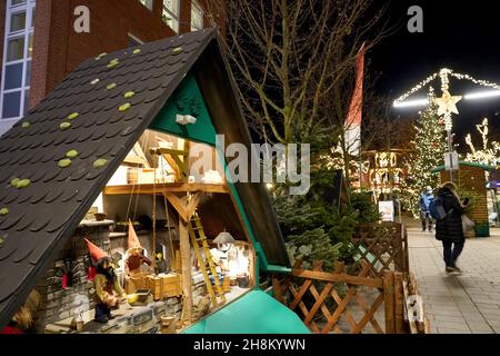 Hambourg, Allemagne.30 novembre 2021.Stand de visiteurs au marché de Noël de Bad Schwartau.Credit: Marcus Brandt/dpa/Alay Live News Banque D'Images
