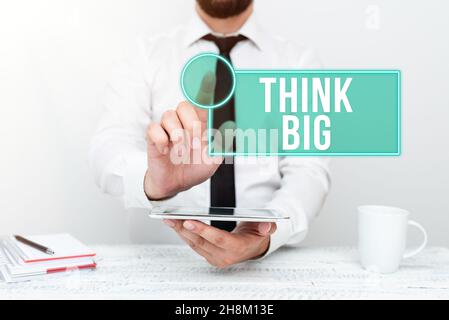 Écriture affichage de texte penser grand.Vitrine d'affaires pour planifier quelque chose de haute valeur pour ceux eux-mêmes ou pour la préparation de la présentation de la communication Banque D'Images