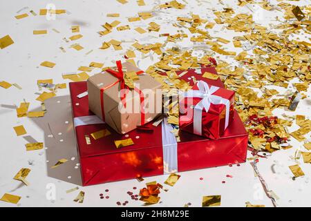 Des cadeaux chatoyants enveloppés avec élégance pour le nouvel an Banque D'Images