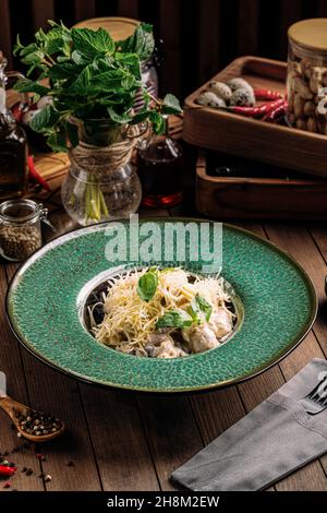 Sauce à la crème fetuchini avec poulet et champignons Banque D'Images