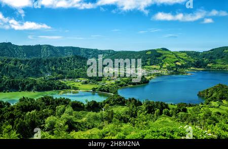 Lagoa Verde à gauche, Lagoa Azul à droite, Sete Cidades en arrière-plan.Lagoa das Sete Cidades est un lac dans le cratère de Sete Cidades.Le Banque D'Images