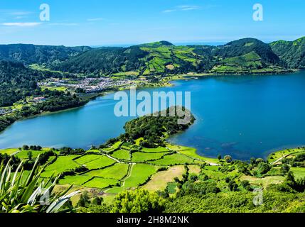 Lagoa Azul, Lagoa das Sete Cidades, île de São Miguel, Açores, Açores, Portugal,Europe.Ville de Sete Cidades en arrière-plan. Banque D'Images