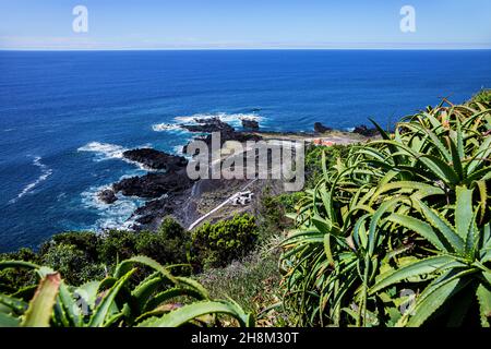 Thermes Ponta da Ferraria, île de São Miguel, Açores, Açores, Portugal,Europe.Vue de Miradouro da Ilha Sabrina. Banque D'Images