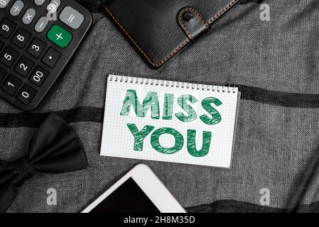 Texte montrant l'inspiration Miss You.Concept Internet se sentir triste parce que vous n'êtes plus ici aimer le message smartphone appels voix et vidéo Banque D'Images