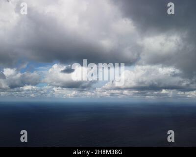 Ciel aéré abstrait avec nuages de relief en mouvement sur l'océan.Petites vagues sur la surface de l'eau claire bokeh lumières du lever du soleil.Vacances, vacances et Banque D'Images