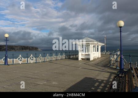 Abri victorien traditionnel et place assise au bout de Swanage Pier, Dorset, Angleterre Banque D'Images