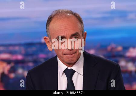 Le 2022 novembre 2021, Eric Zemmour, le spécialiste français d'extrême-droite des médias et le candidat à la présidentielle de 30, réagit avant de prendre part à la diffusion de la chaîne de télévision française TF1 à Boulogne-Billancourt, à l'extérieur de Paris.- Zemmour a annoncé sa candidature pour l'élection présidentielle française de 2022 dans une vidéo diffusée sur sa chaîne Youtube le 30 novembre 2021.Photo de Thomas COEX / Pool/ ABACAPRESS.COM Banque D'Images