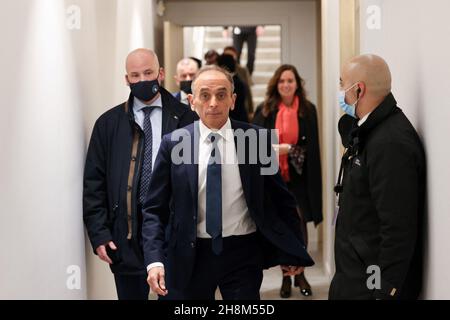 Le 2022 novembre 2021, Eric Zemmour (C), le spécialiste des médias français d'extrême-droite et le candidat à la présidentielle de 30, participe à la diffusion de la chaîne de télévision française TF1 à Boulogne-Billancourt, à l'extérieur de Paris.- Zemmour a annoncé sa candidature pour l'élection présidentielle française de 2022 dans une vidéo diffusée sur sa chaîne Youtube le 30 novembre 2021.Photo de Thomas COEX / Pool/ ABACAPRESS.COM Banque D'Images