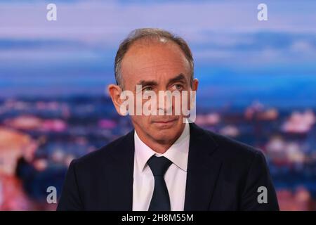 Le 2022 novembre 2021, Eric Zemmour, le spécialiste français d'extrême-droite des médias et le candidat à la présidentielle de 30, réagit avant de prendre part à la diffusion de la chaîne de télévision française TF1 à Boulogne-Billancourt, à l'extérieur de Paris.- Zemmour a annoncé sa candidature pour l'élection présidentielle française de 2022 dans une vidéo diffusée sur sa chaîne Youtube le 30 novembre 2021.Photo de Thomas COEX /Pool/ABACAPRESS.COM Banque D'Images
