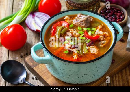 Soupe traditionnelle anglaise épaisse avec bœuf, haricots et légumes sur une table en bois.Dîner chaud ou déjeuner. Banque D'Images