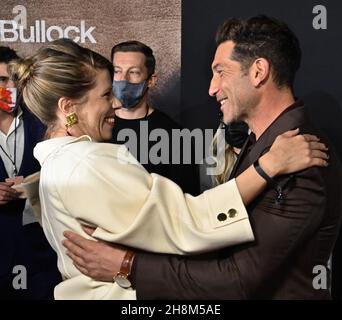 Jon Bernthal (R), membre du casting, salue le réalisateur Nora Fingscheidt (L) lors de la première du film dramatique "The impardonnable" de Netfix au DGA Theatre de Los Angeles le mardi 30 novembre 2021.Scénario : libéré de prison après avoir purgé une peine pour un crime violent, Ruth Slater (Bullock) rentrait dans une société qui refuse de pardonner son passé.Face à un jugement sévère de l'endroit qu'elle a appelé à la maison, son seul espoir de rédemption est de trouver la jeune sœur qu'elle a été forcée de quitter derrière elle.Photo de Jim Ruymen/UPI Banque D'Images