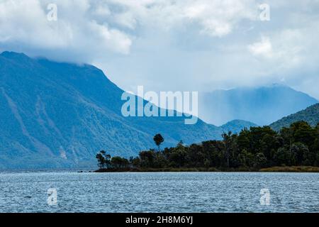 Lac te Anau et chaînes de montagnes dans la brume, Île du Sud, Nouvelle-Zélande. Banque D'Images