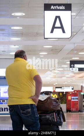 (211201) -- SYDNEY, 1er décembre 2021 (Xinhua) -- Un passager est vu à l'aéroport de Sydney à Sydney, en Australie, le 1er décembre 2021.L'État australien de Nouvelle-Galles du Sud a annoncé mardi de nouvelles mesures de précaution pour gérer la nouvelle souche d'Omicron.La Nouvelle-Galles du Sud, qui a mis fin à la période de quarantaine obligatoire pour les voyageurs étrangers entièrement vaccinés au début du mois de novembre, imposera un isolement de 72 heures à une adresse ou à un lieu d'hébergement désigné et un test PCR pour tous les voyageurs étrangers en provenance de pays et de régions autres que huit pays africains, dont l'Afrique du Sud, le Lesotho, le Botswana, le Zimbabwe et le Mozambique Banque D'Images