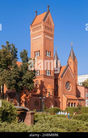 Église de Saint Siméon et Sainte-Hélène sur la place de l'indépendance au début de l'automne.Curiosités de Minsk, Biélorussie Banque D'Images