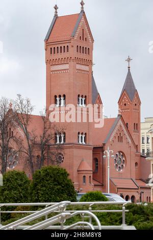 Église des Saints Siméon et Helena sur la place de l'indépendance par un jour d'automne nuageux.Curiosités de Minsk, Biélorussie. Banque D'Images