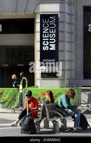 Londres, Angleterre, Royaume-Uni.Entrée du Musée Scienc sur Exhibition Rd - 2021 tout en étant utilisé pour la vaccination par COVID Banque D'Images