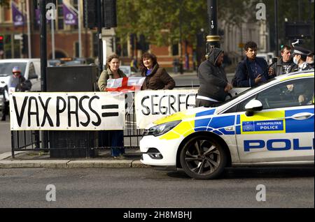 Londres, Angleterre, Royaume-Uni.Les manifestants anti-VAX Pass parlent à la police sur la place du Parlement, en octobre 2021 Banque D'Images