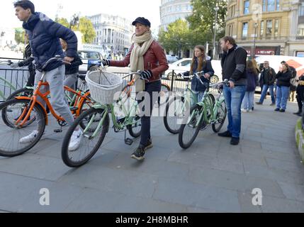 Londres, Angleterre, Royaume-Uni.Cyclistes poussant des vélos à Trafalgar Square Banque D'Images