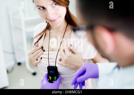 Electrodes surveillance Holter sur la poitrine d'une belle femme. Banque D'Images