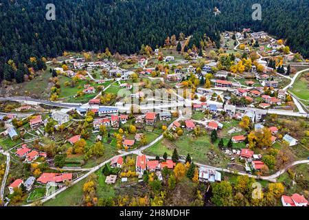 Village de Pertouli, montagne de Koziakas, commune de Pyli, Trikala, Thessalie,Grèce. Banque D'Images