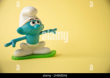 figure de smurfs surf sur fond jaune Banque D'Images