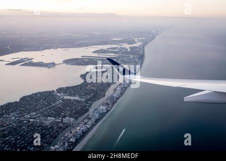 Une vue aérienne de la côte sud de la Floride, de Miami Beach, de Sufside et de Bal Harbour, depuis l'intérieur d'un avion d'Air France qui vient de s'envoler de l'aéroport international de Miami à Miami, en Floride. Banque D'Images