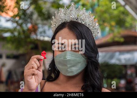 Panurat Noibunjong 'miss LGBT Thailand Friendship 2021' tient un ruban rouge courbé de croix symbolique de la Journée mondiale du SIDA pendant les activités de campagne de la Journée mondiale du SIDA 2021.les activités de campagne de la Journée mondiale du SIDA 2021 ont eu lieu dans le district de Ratchathewi, à Bangkok, au monument de la victoire pour marquer la Journée mondiale du SIDA 2021.Le thème de la Journée mondiale du sida 2021 de l'Organisation mondiale de la santé (OMS) est « mettre fin aux inégalités ».Sida de fin ».« en mettant l’accent sur l’accès aux personnes laissées pour compte et en soulignant les inégalités croissantes dans l’accès aux services essentiels de lutte contre le VIH. Banque D'Images