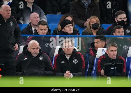 Londres, Royaume-Uni.28 novembre 2021.Le directeur technique de Man Utd Darren Fletcher (au centre) aux côtés de l'entraîneur Mike Phelan et de Cristiano Ronaldo et Harry Maguire de Man Utd, qui se sont affrontés lors du match de la première League entre Chelsea et Manchester United au pont Stamford, Londres, Angleterre, le 28 novembre 2021.Photo d'Andy Rowland.Crédit : Prime Media Images/Alamy Live News Banque D'Images