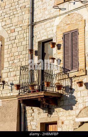 Beau balcon dans le centre-ville historique d'Assise, Ombrie, Italie Banque D'Images