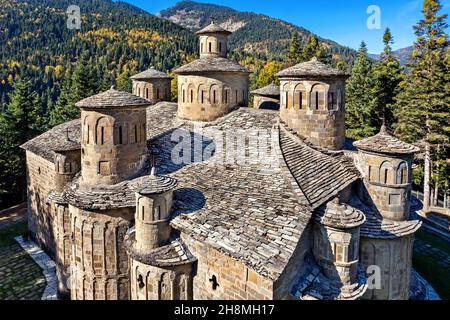 L'église de la Sainte Croix célèbre pour ses 13 dômes, quelque part entre les villages de Krania et de Doliana, région d'Aspropotamos, Trikala, Thessaly, Grèce. Banque D'Images