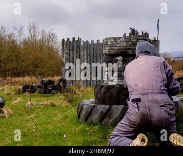 Paintball joueur sur le terrain se préparer à attaquer le château et gagner le jeu pour son équipe Banque D'Images