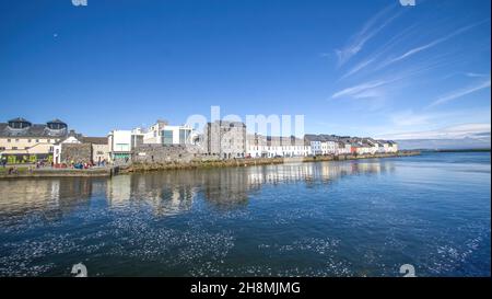 Port maritime de Galway en journée ensoleillée, vue sur les anciens docks, bateaux et bateaux dans le port maritime, Galway, Irlande Banque D'Images