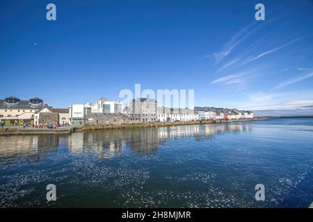 Port maritime de Galway en journée ensoleillée, vue sur les anciens docks, bateaux et bateaux dans le port maritime, Galway, Irlande Banque D'Images