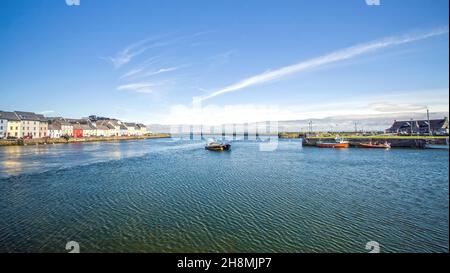 Port maritime de Galway en journée ensoleillée, vue sur les anciens docks, bateaux et bateaux dans le port maritime, Galway, Irlande Banque D'Images