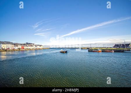 Port maritime de Galway en journée ensoleillée, vue sur les anciens docks, bateaux et bateaux dans le port maritime, Galway, Irlande Banque D'Images