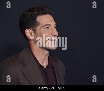 Los Angeles, États-Unis.1er décembre 2021.Jon Bernthal, membre du casting, assiste à la première du film dramatique de Netfix « The impardonnable » au DGA Theatre de Los Angeles le mardi 30 novembre 2021.Scénario : libéré de prison après avoir purgé une peine pour un crime violent, Ruth Slater (Bullock) rentrait dans une société qui refuse de pardonner son passé.Face à un jugement sévère de l'endroit qu'elle a appelé à la maison, son seul espoir de rédemption est de trouver la jeune sœur qu'elle a été forcée de quitter derrière elle.Photo de Jim Ruymen/UPI crédit: UPI/Alay Live News Banque D'Images