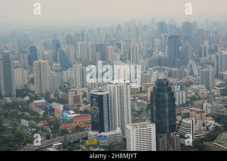 BANGKOK, THAÏLANDE – VERS FÉVRIER 2015 : smog au-dessus de Bangkok dans le centre-ville Banque D'Images