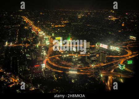 BANGKOK, THAÏLANDE – VERS FÉVRIER 2015 : ville de Bangkok la nuit, Thaïlande la nuit Banque D'Images