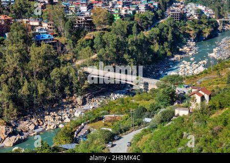 Rivière Satluj avec pont en vue aérienne et station de la colline de Sarahan à Himachal Pradesh, Inde Banque D'Images