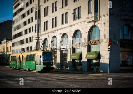 HELSINKI, FINLANDE - 2 OCTOBRE 2021 : vue sur les rues principales d'Helsinki sous le soleil du matin Banque D'Images