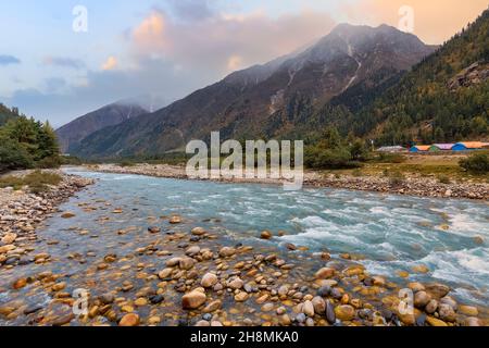 Rivière Baspa avec paysage de montagne de l'Himalaya au coucher du soleil à Rakchham près de Sangla, Himachal Pradesh, Inde Banque D'Images